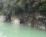 石畳の渓流と滝